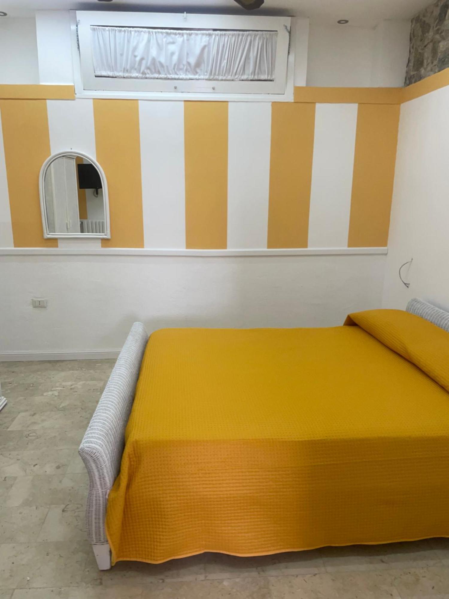 B&B Villa Delle Rondini 维博瓦伦蒂亚码头 外观 照片