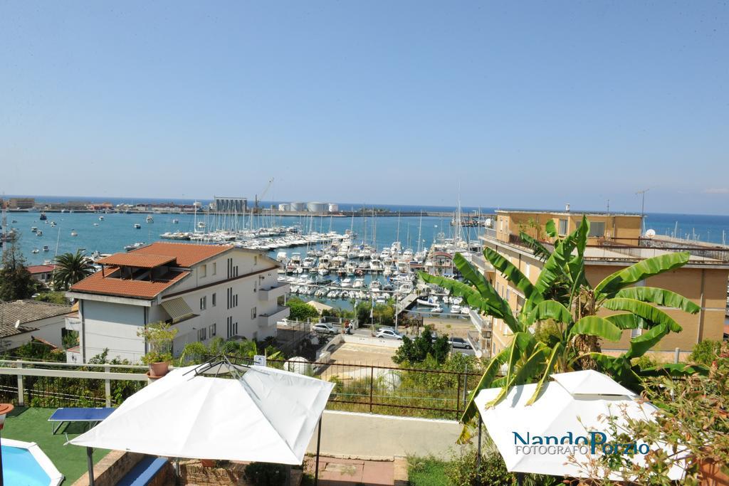 B&B Villa Delle Rondini 维博瓦伦蒂亚码头 外观 照片