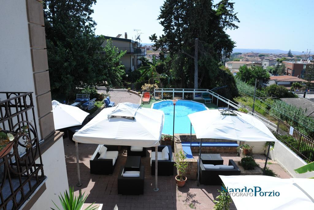 B&B Villa Delle Rondini 维博瓦伦蒂亚码头 外观 照片