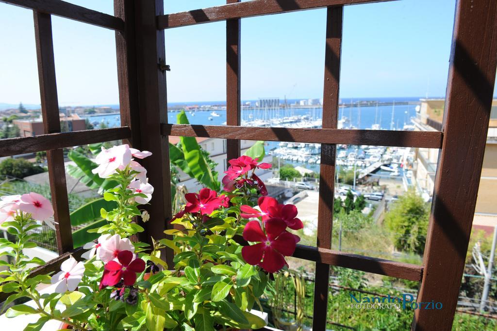 B&B Villa Delle Rondini 维博瓦伦蒂亚码头 外观 照片