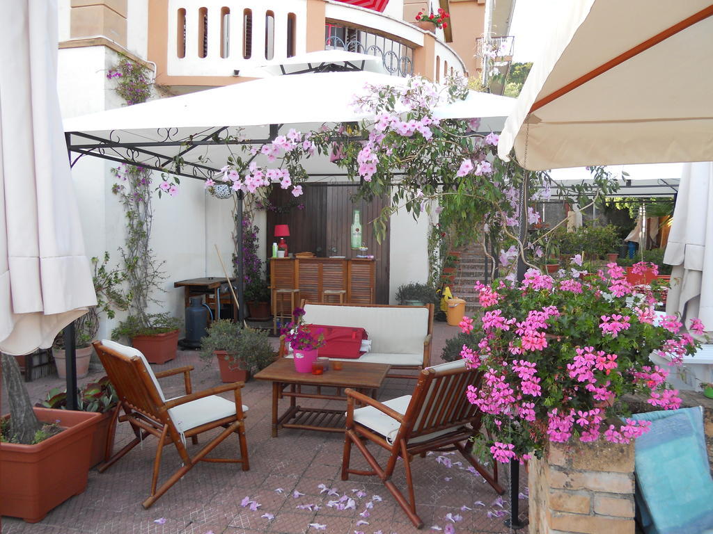 B&B Villa Delle Rondini 维博瓦伦蒂亚码头 外观 照片